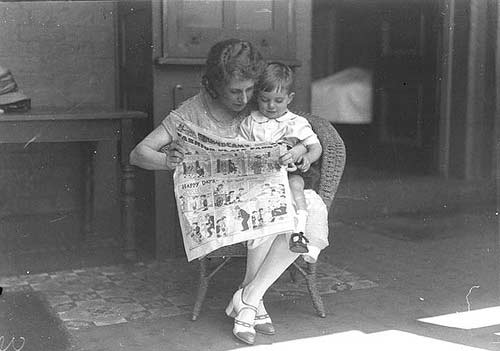 old timey comic readers